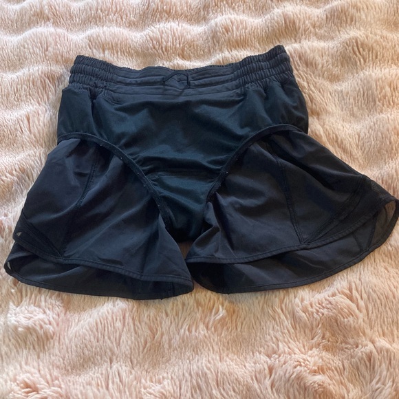 FLAWED Lululemon🍋 Black Hotty Hot Shorts Women’s Size 2 - Picture 5 of 8
